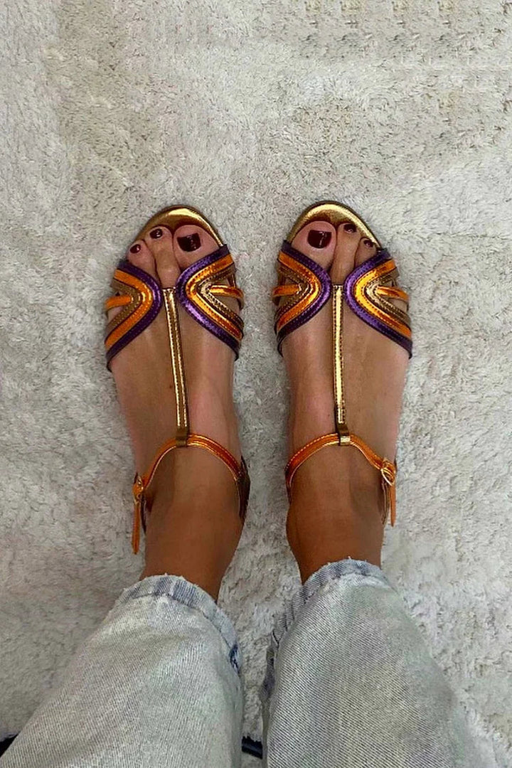Tola - Sandalias doradas con hebilla y tira multicolor para Mujer